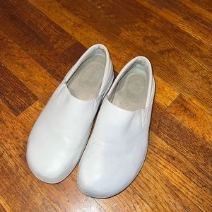 White Women’s Slip On Clogs For Arch Support Size 8.5
